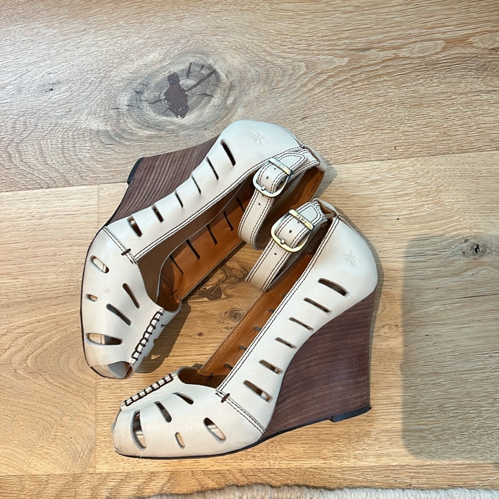 FRYE Women’s Cream Ankle-Strap Peep-Toe Sandals - Picture 3 of 11